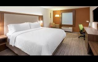 Holiday Inn Express & Suites Lakeshore